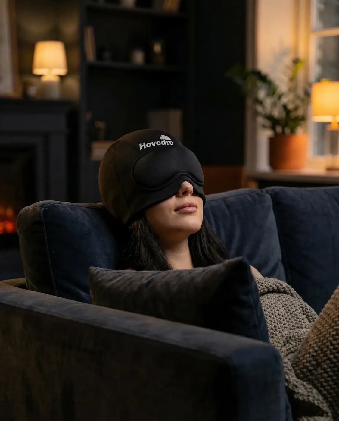Person slapper av i sofaen med Hovedro migrenemaske
